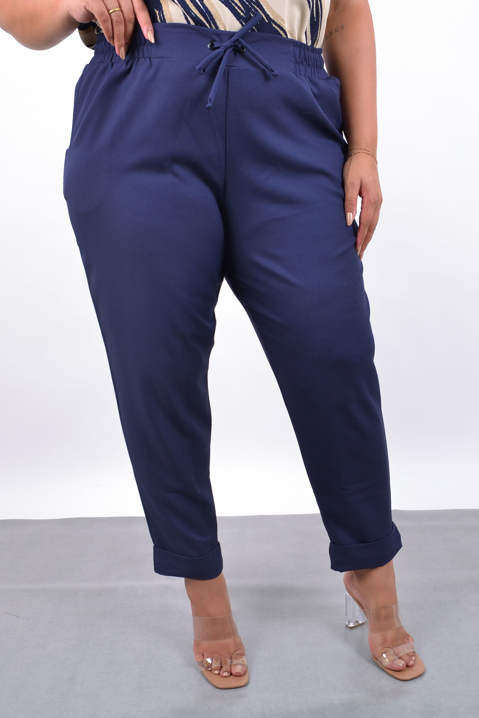 Calca tecido plano com elastano plus size_0004_1.jpg